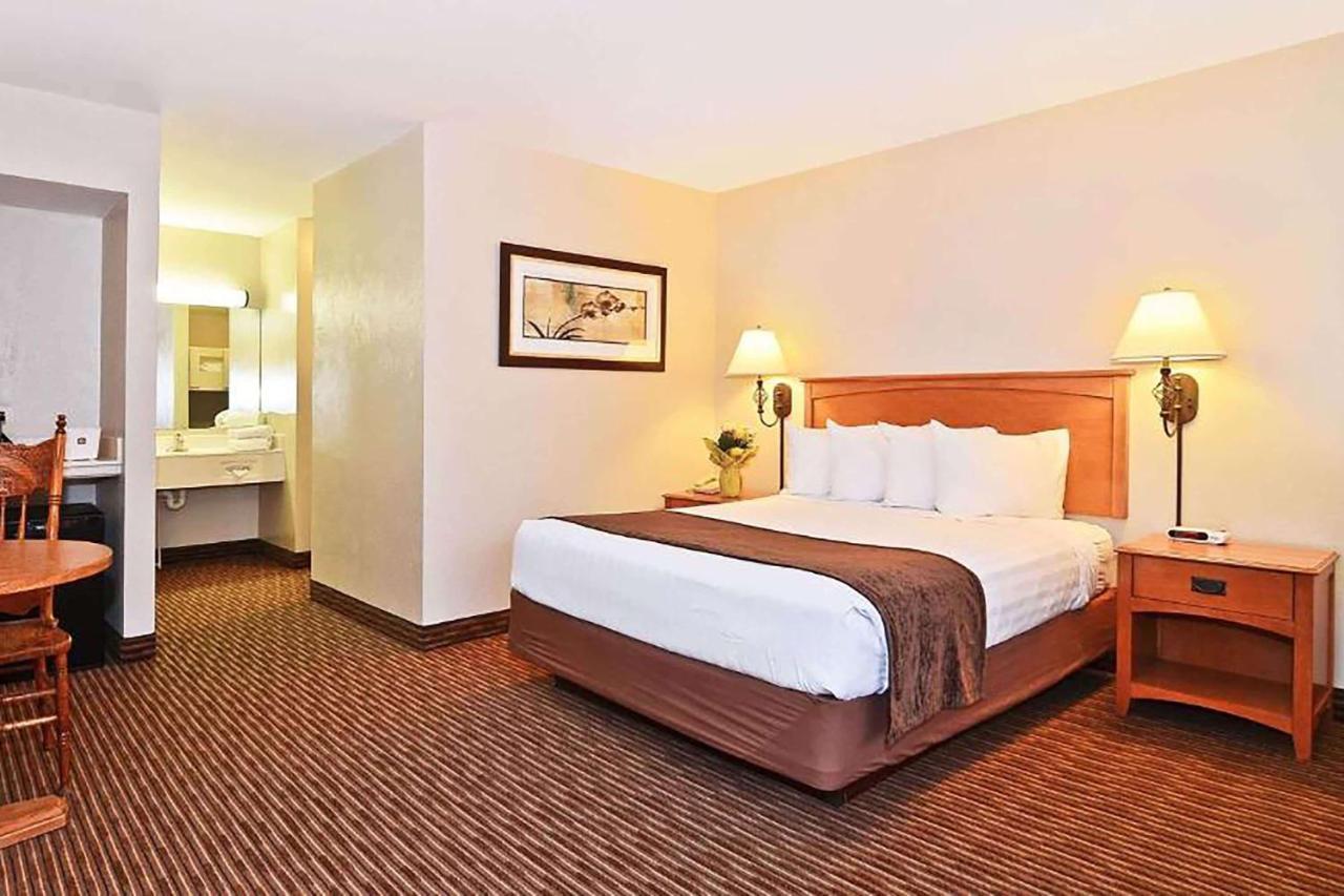 Days Inn By Wyndham Birch Run Exterior photo
