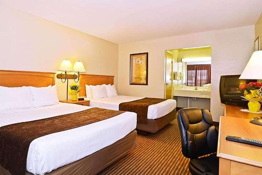 Days Inn By Wyndham Birch Run Room photo